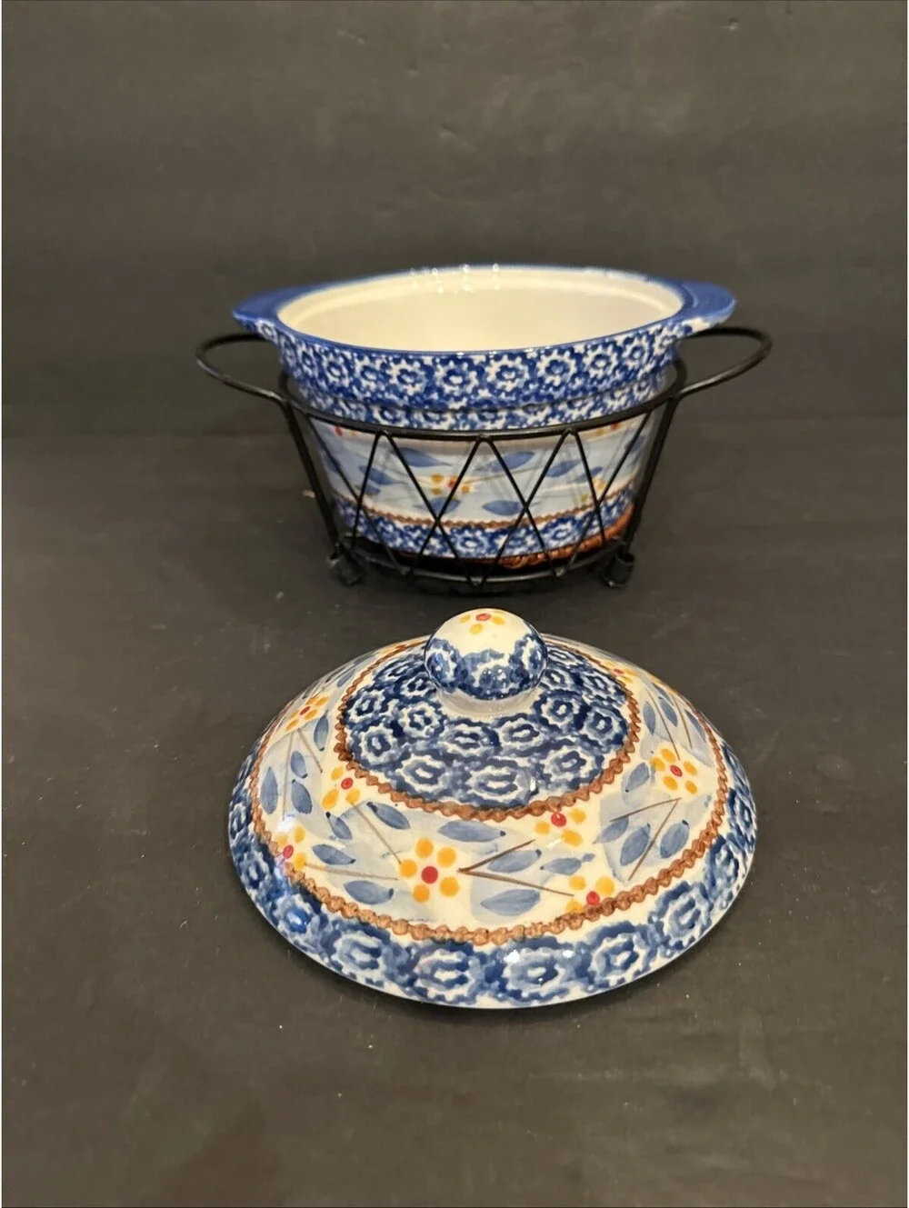 Temptations By Tara Old World Blue 10 Oz Round Covered Casserole W Metal Stand